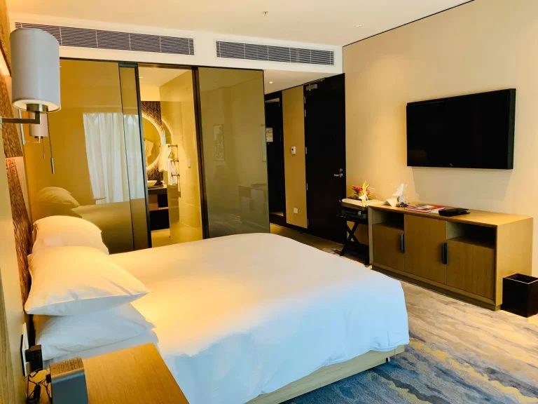 The Pros and Cons of Booking Hotel Rooms Online vs In Person
